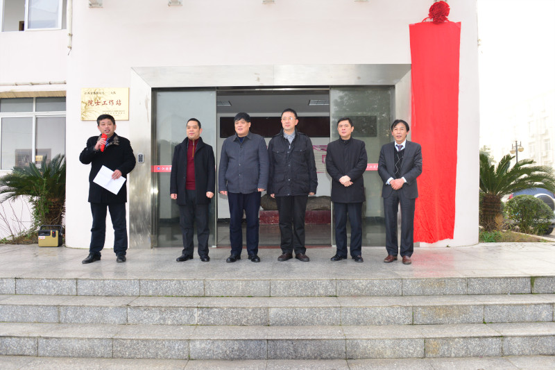 1.大队党委书记曾水龙主持揭幕仪式.jpg